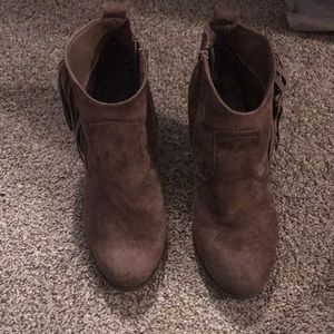 Size 9 med taupe fringe bootie by BONGO